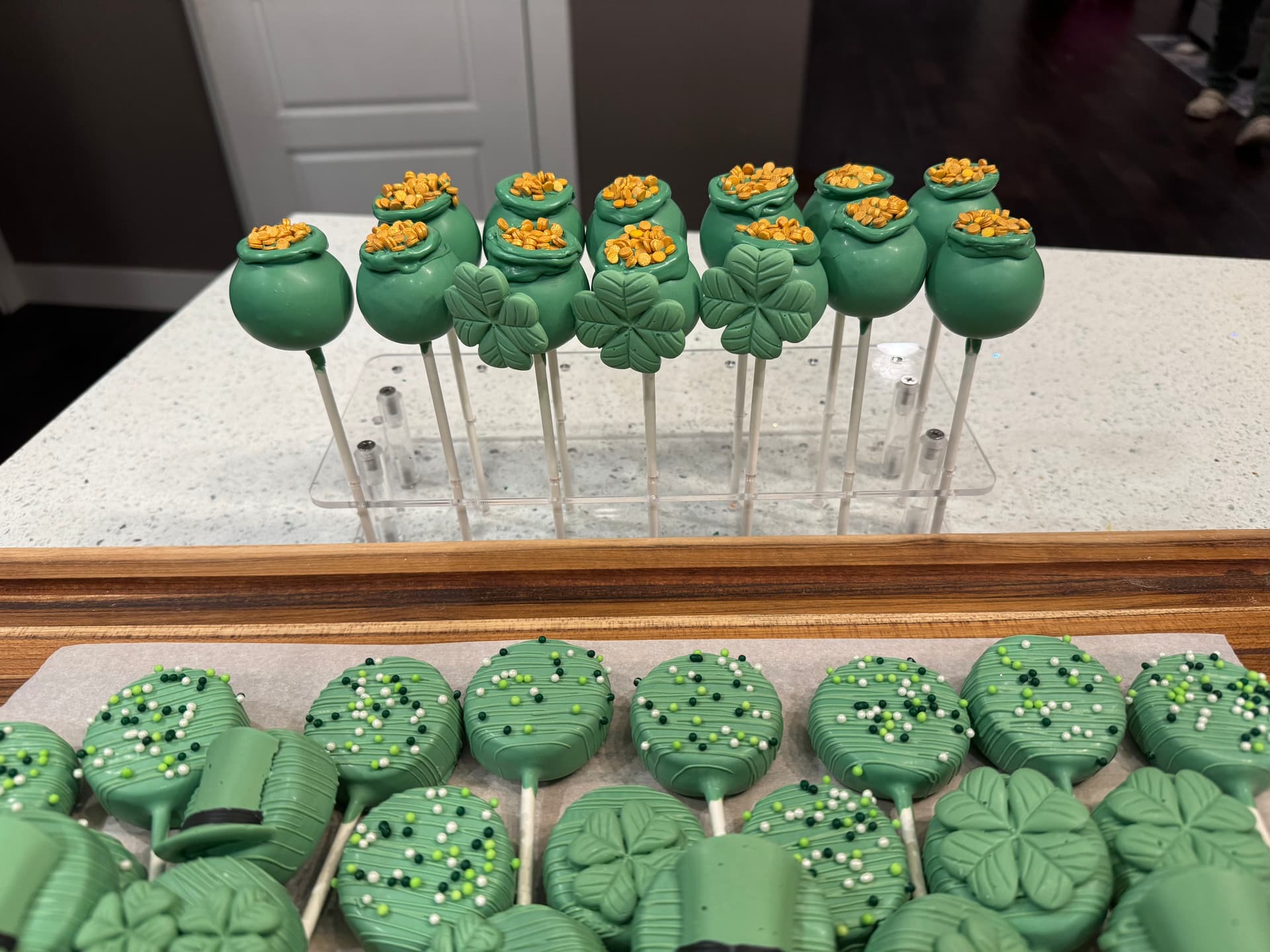 Pirate-themed cake pops with a treasure chest, ship and skull-and-crossbones details.